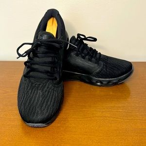 Running Sneakers - Under Armour - size 9.5 US - Black